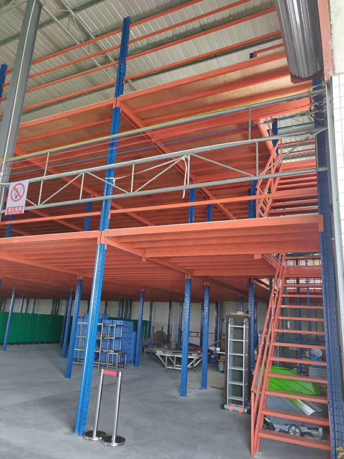 سکوهای نیم طبقه ذخیره سازی 2 طبقه ODM قاب فولادی نیم طبقه برای فروشگاه 4